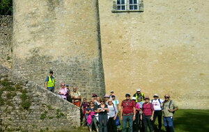 01/10/2025 - Normale à Ayron animée par Christian - Photo Serge - Au pied du château d'Ayron.