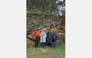 11/02/2026 -  5 randonneurs(euses) ont bravé vent et pluie pour visiter les Faluns d'Amberre au cours de la rando normale animée par Raymonde B. - Photo Josette V.