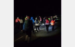 Ils marchent depuis 1h30 avec la lampe frontale.