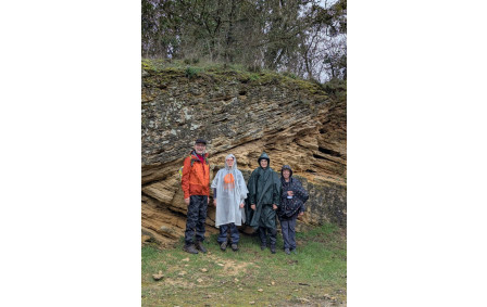 11/02/2026 -  5 randonneurs(euses) ont bravé vent et pluie pour visiter les Faluns d'Amberre au cours de la rando normale animée par Raymonde B. - Photo Josette V.