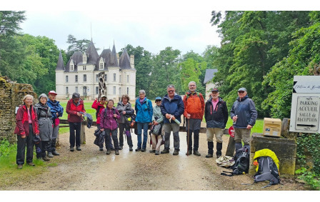 06/05/2026 - Rando normale à Saint Martin la Pallu - Vendeuvre animée par Paul B. - Photo Joëlle C. - Devant le château de Baillant.